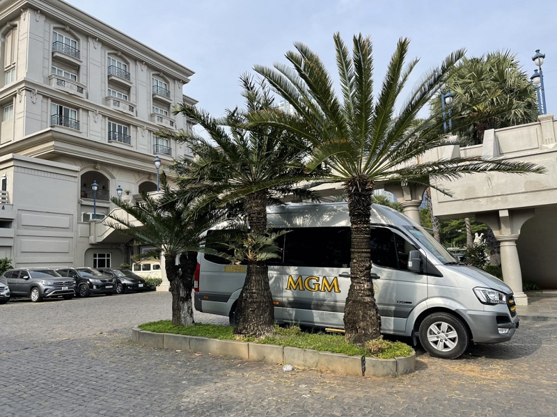 Xe 16 chỗ Hyundai Solati của MGM đang phục vụ khách đi nghỉ dưỡng ở Lan Rừng Phước Hải Resort