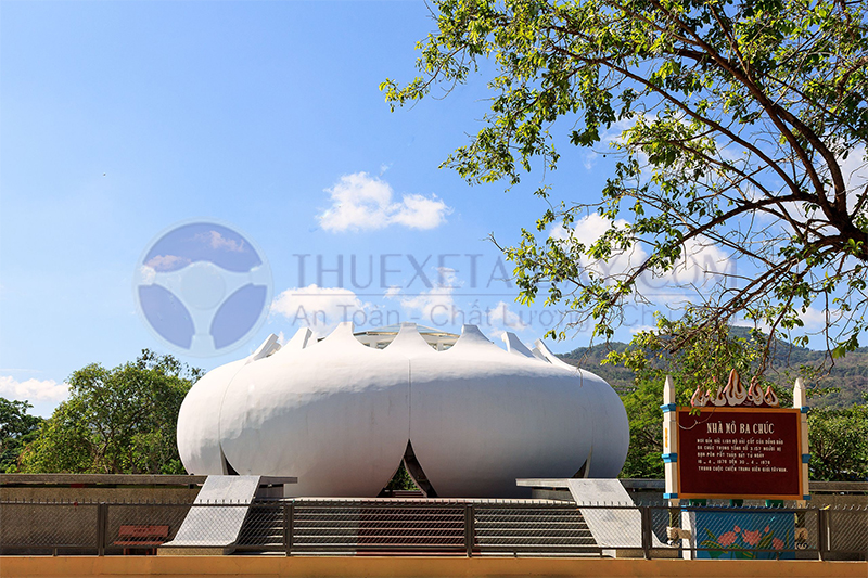 Nhà mồ Ba Chúc ở An Giang